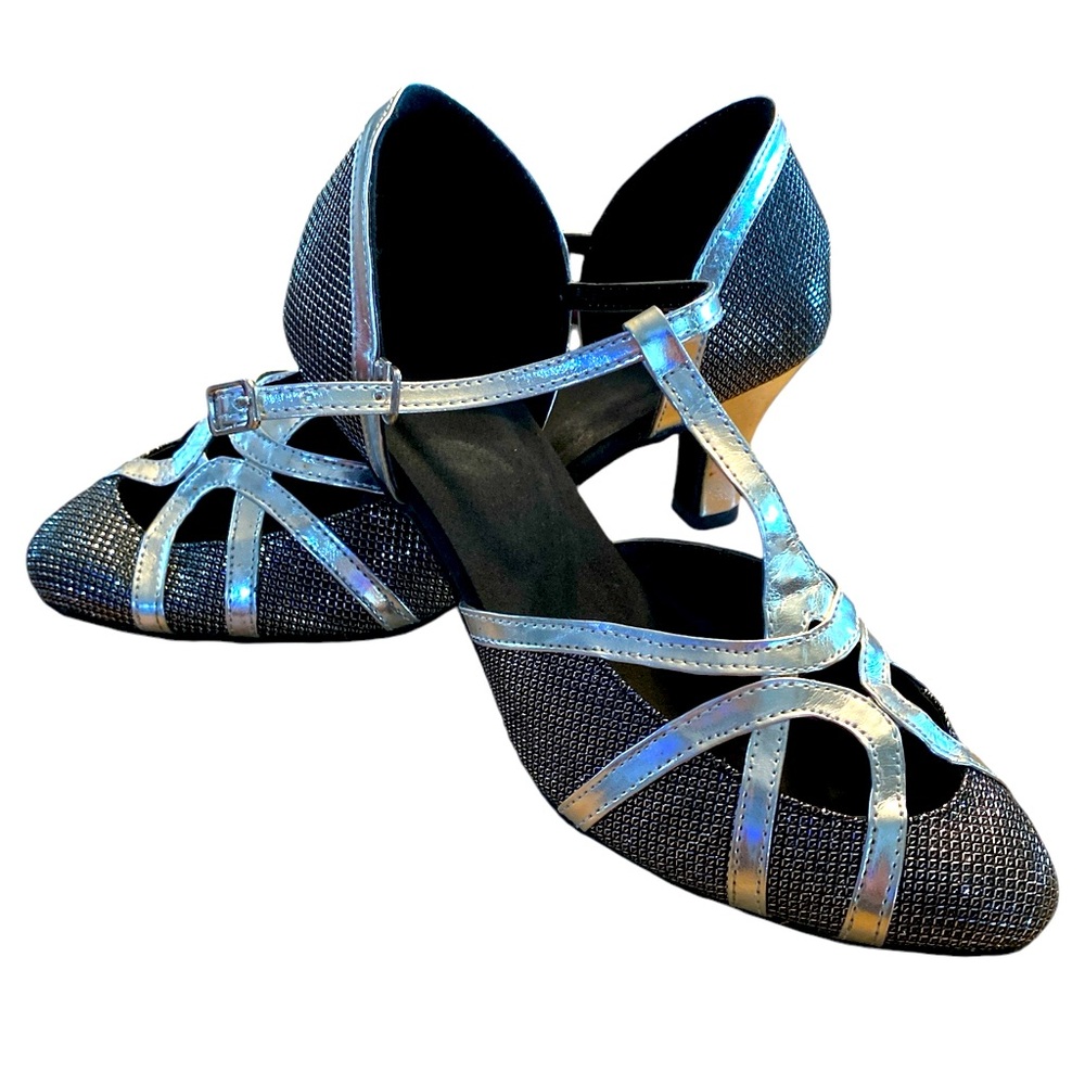 Women's Closed Toe T-Strap Latin Dance Shoes Mid-heel